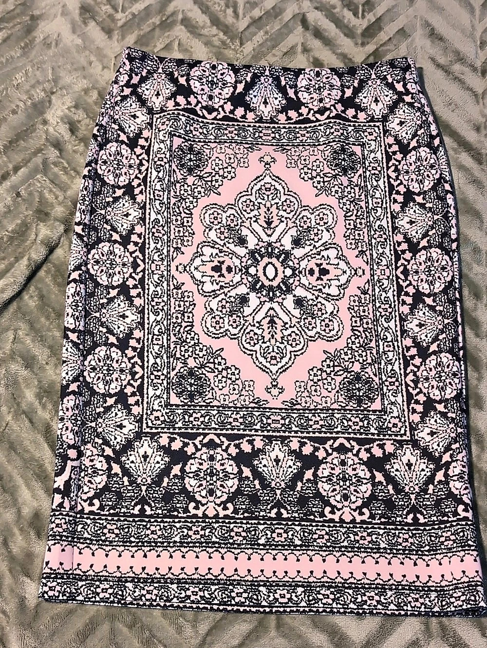 Carmen Marc Valvo Paisley Mini Skirt in Pink & Black Size Small